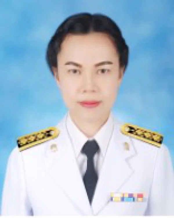 นางปาริฉัตร อามาตย์สมบัติ